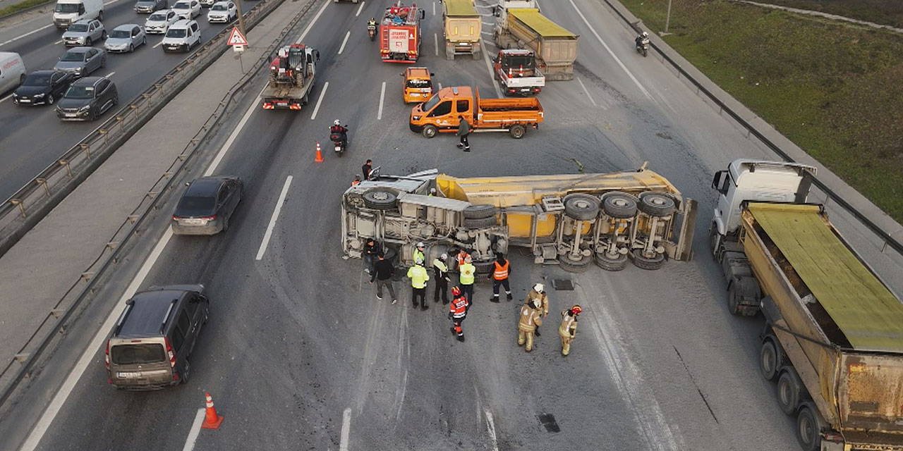 Eyüpsultan TEM Otoyolu'nda hafriyat kamyonu devrildi
