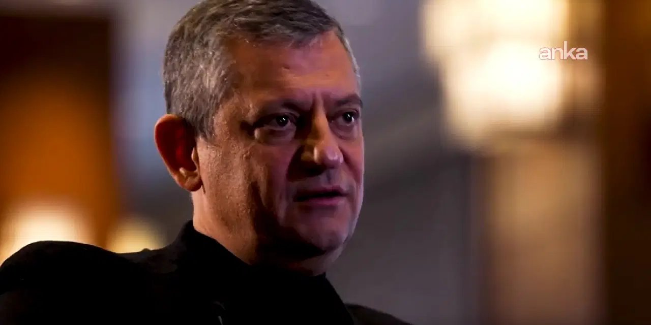 Özgür Özel, İmamoğlu'nun kanalında '19 Mart'ı anlattı: 'Millet bayrağı bırakıp kaçana vermiyor'