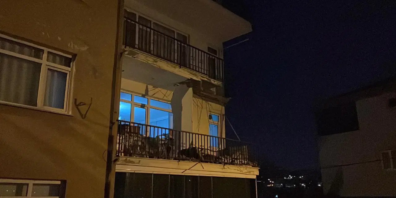 Üsküdar'da korku dolu anlar... Balkon çöktü, tüm bina tahliye edildi!