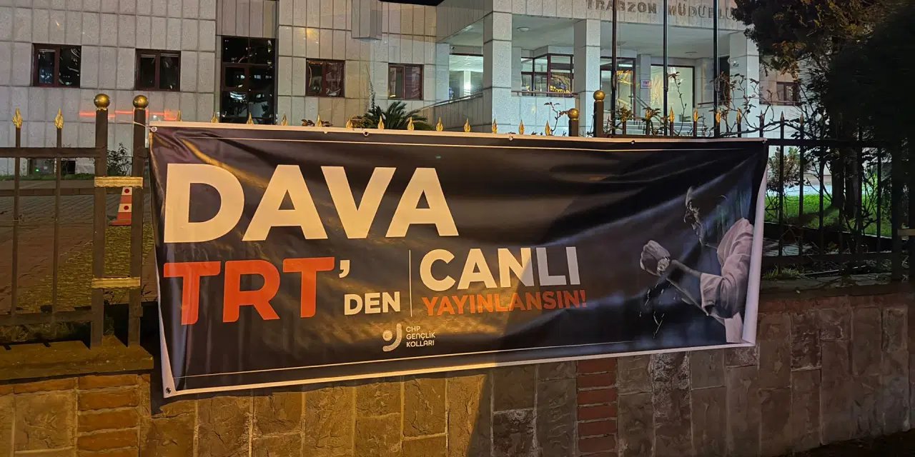 Trabzon'da CHP'li gençlerden TRT önüne 'Duruşmayı Canlı Yayınla' pankartı