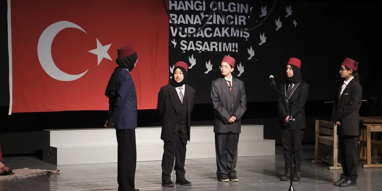 İstiklal Marşı'nı Arapça okuttular! Karaman'daki görüntüler tartışma yarattı