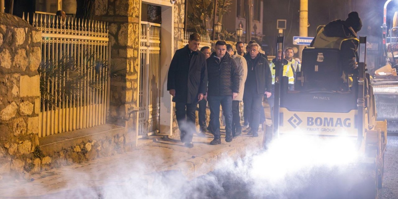 Başkan Tugay yol emekçileriyle gece mesaisinde buluştu