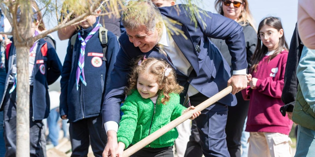 Başkan Tugay çocuklara verdiği sözü tuttu, fidanlar toprakla buluştu
