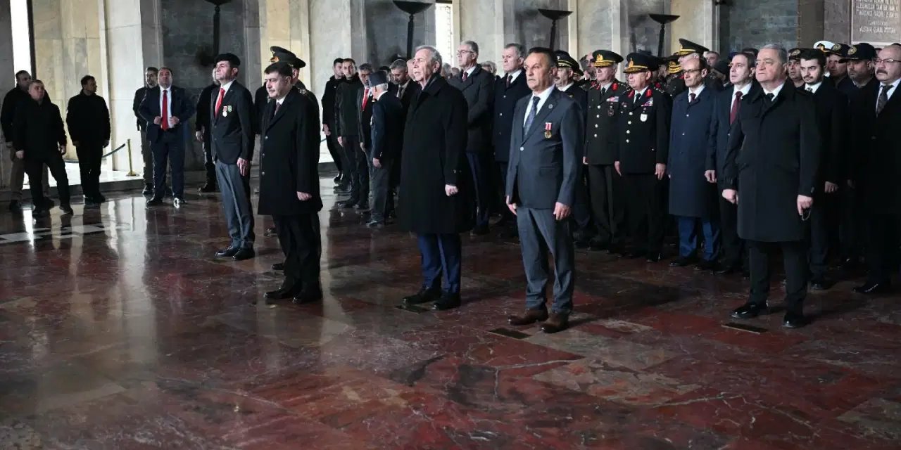 Mansur Yavaş, Anıtkabir'i ve Cebeci Şehitliği’ni ziyaret etti: 'Bu toprakları bizlere vatan kılan aziz şehitlerimizi dualarla andık'