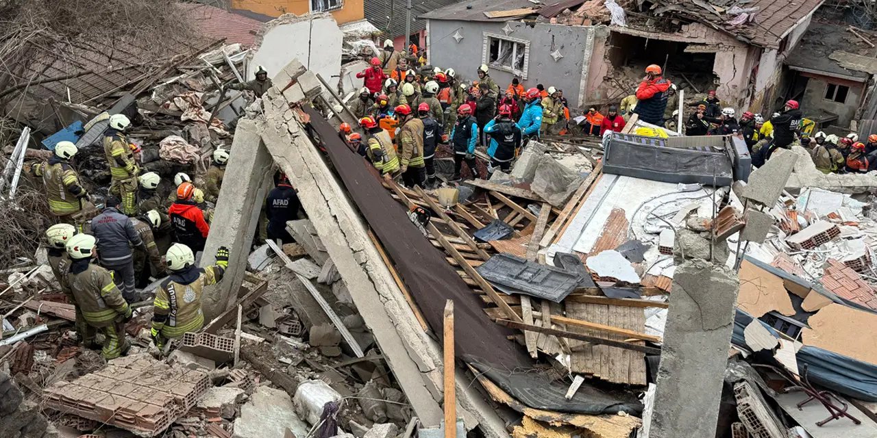 İstanbul Fatih'te bitişik 2 bina çöktü: 10 kişi kurtarıldı, 1 kişinin cesedine ulaşıldı!