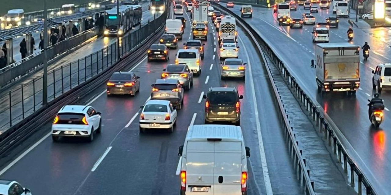 İstanbul'da bayram sonrası haftanın ilk günü trafik yoğunluğu!