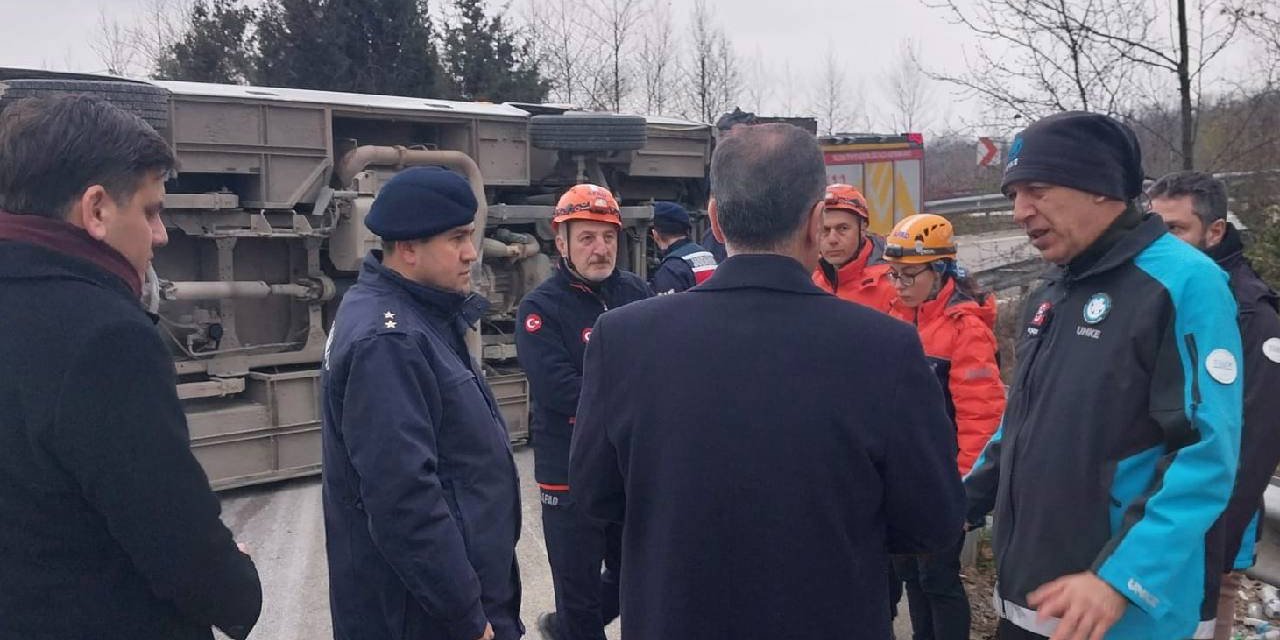 Yalova'da feci kaza... İşçi servisi devrildi: Ölü ve çok sayıda yaralı var!