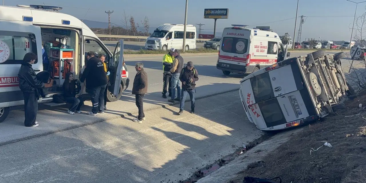 Çanakkale'de yolcu minibüsü devrildi: Yaralılar var!