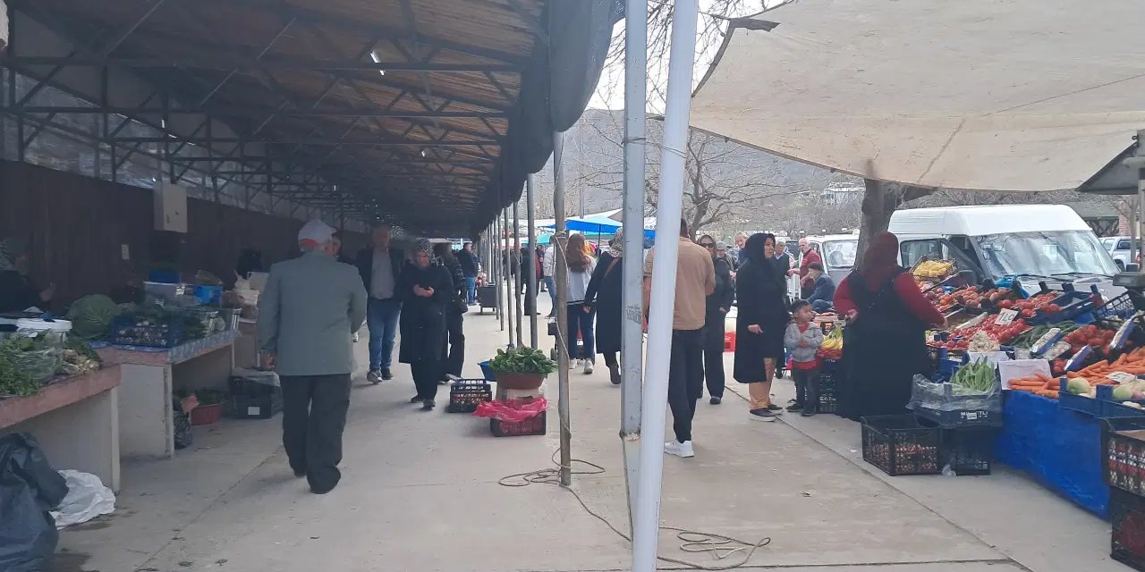 Artvin pazarında esnaftan tepki: '2-3 çuval getiriyoruz satamıyoruz'