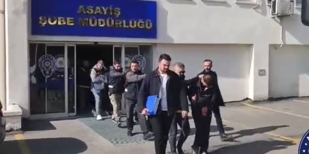 Sosyal medyada tanıştıkları kişileri silahla tehdit edip para alan 15 şüpheli tutuklandı