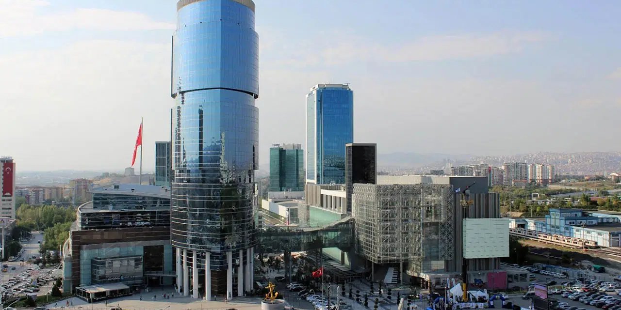 Ankara'da bir AVM, hafta sonu 18 yaş altındakilerin velisi olmadan girişlerini yasakladı