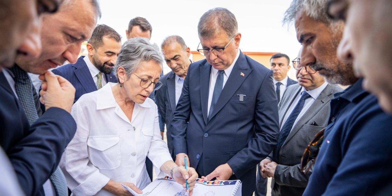 Cemil Tugay Düğmeye Bastı: İzmir’de Aynı Gün Onlarca Proje