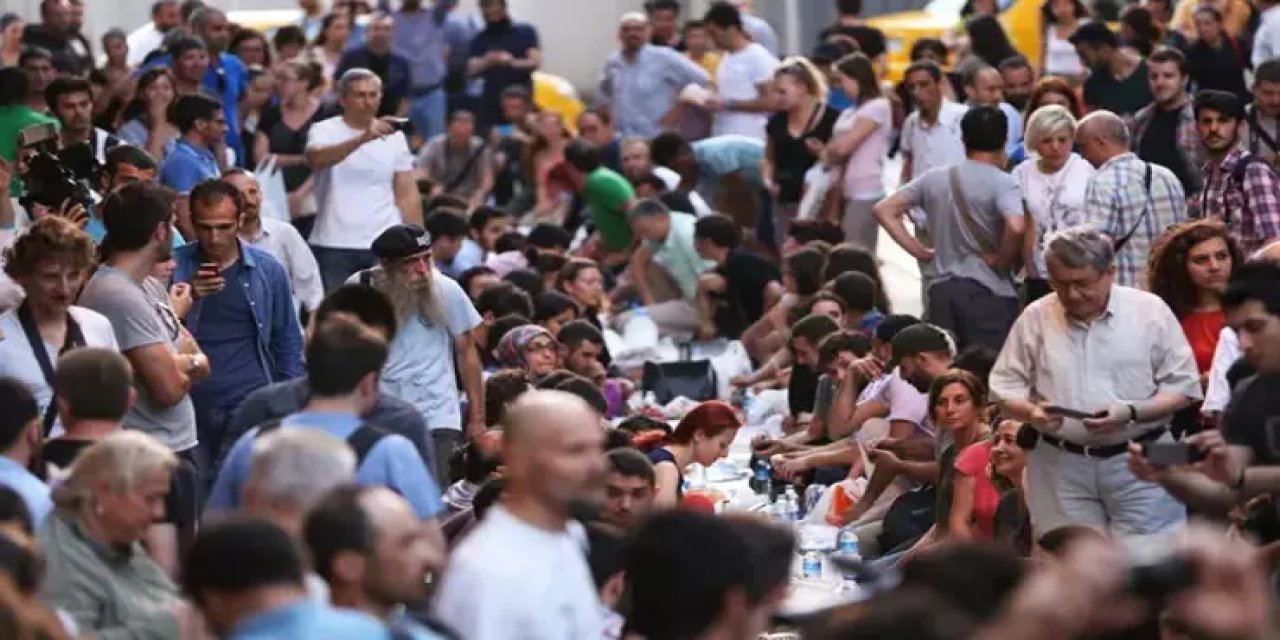 Ertuğrul Özkök: Bu ramazanda “Hiç oruç tutmadım” diyenler “Her gün oruç tuttum” diyenleri geçti