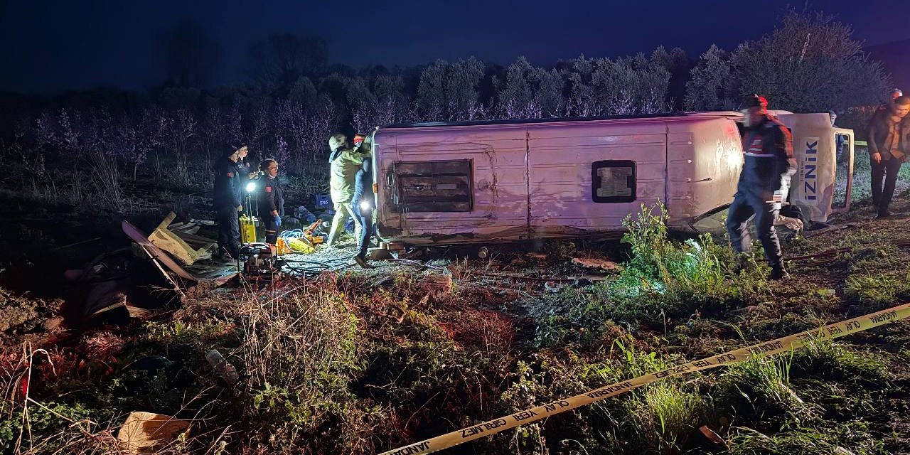 Bursa'da feci kaza... Yolcu minibüsü devrildi: Ölü ve çok sayıda yaralı var!