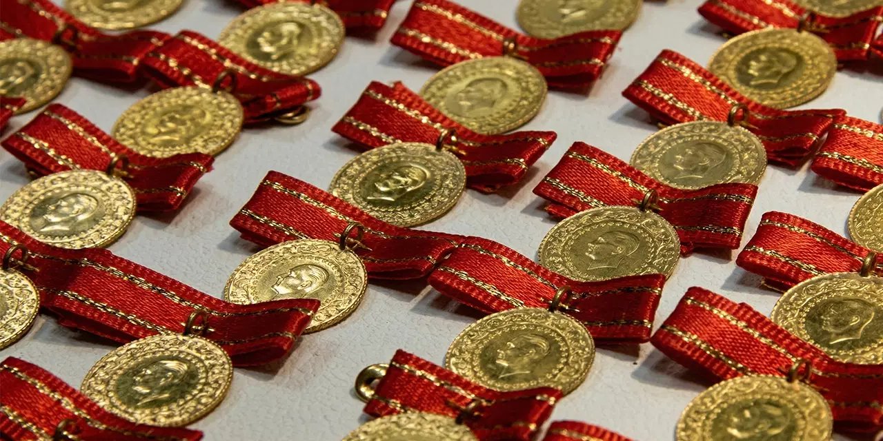 Altın fiyatları haftaya düşüşle başladı: Gram, çeyrek ve Cumhuriyet altını bugün ne kadar oldu?