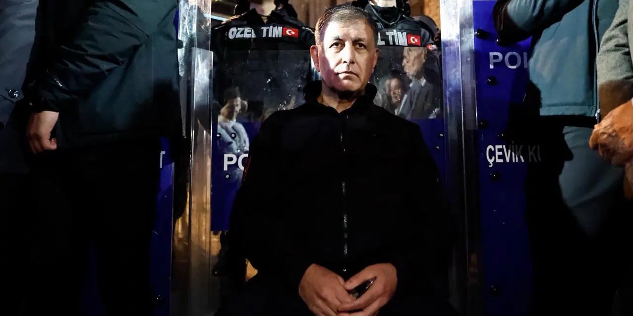 Meslek Fabrikası önünde bekleyiş sürüyor: Cemil Tugay gece boyu nöbette!