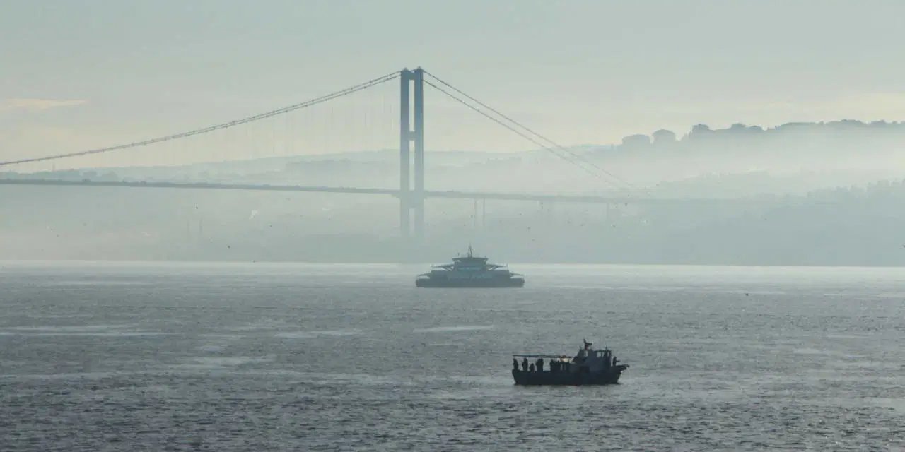 İstanbul Boğazı'nda sis etkili oldu!