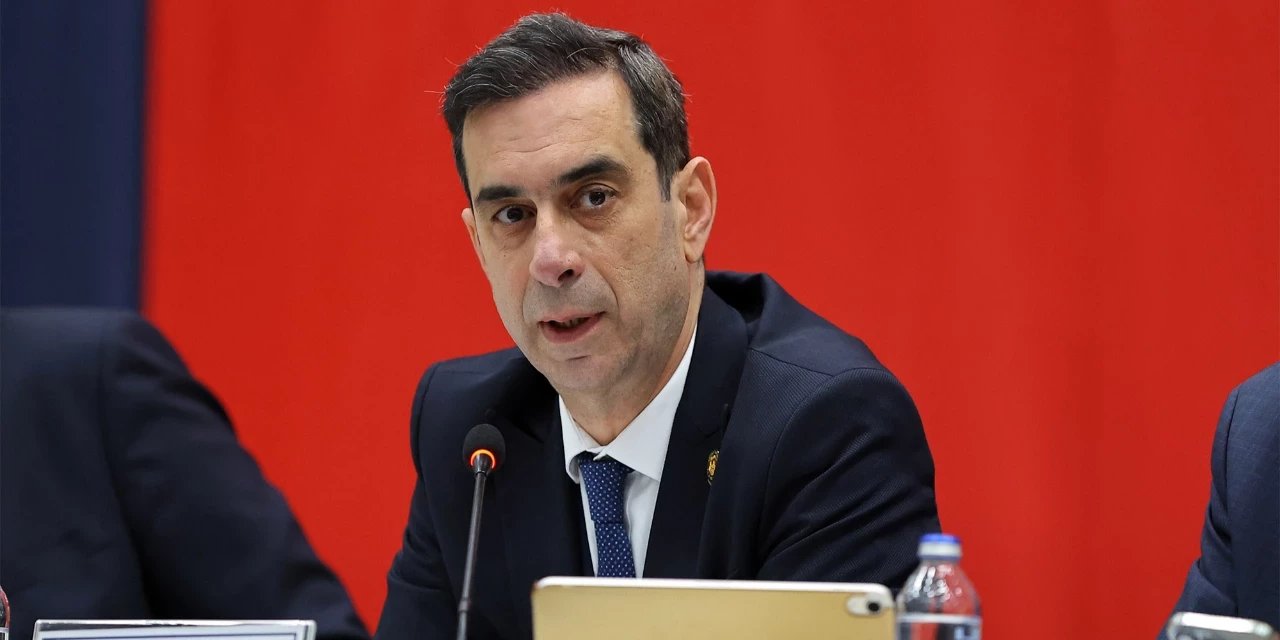 Fenerbahçe Divan Kurulu'nda sert mesajlar: Mosturoğlu 'zihniyet değişimi' istedi!