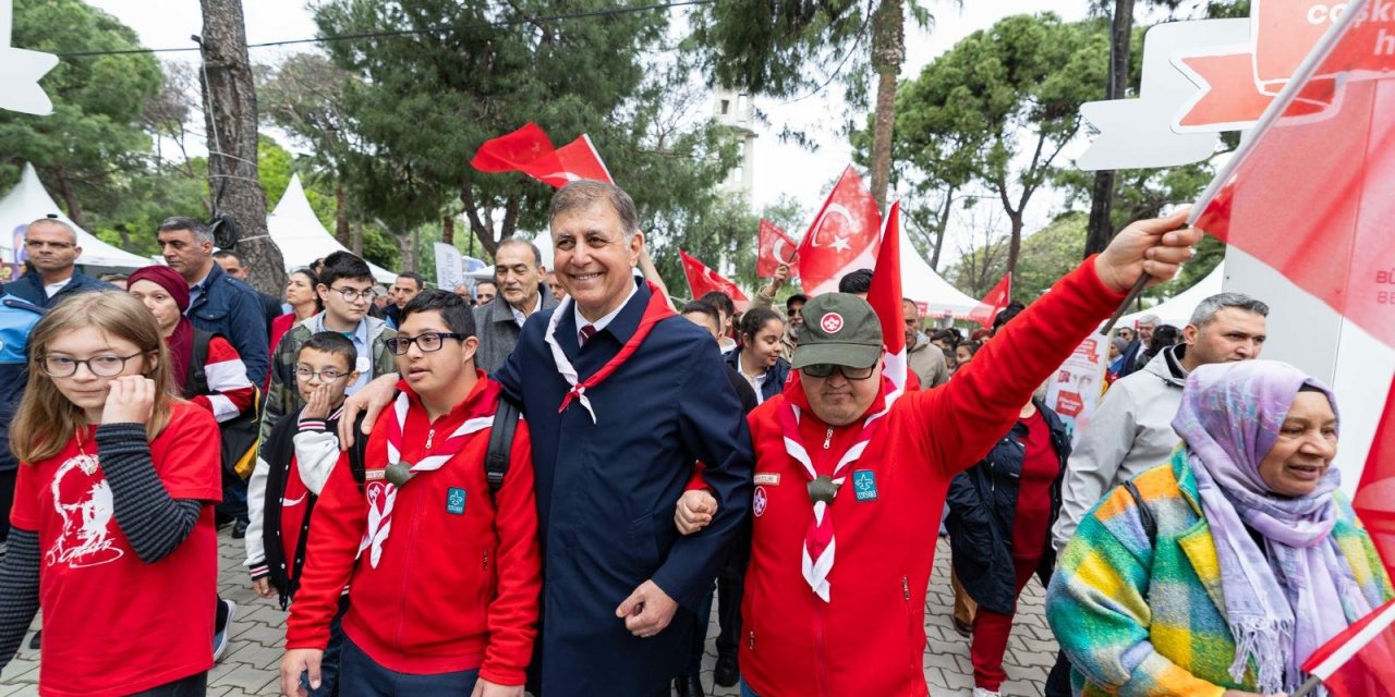 Başkan Tugay çocuklarla 23 Nisan coşkusunu paylaştı