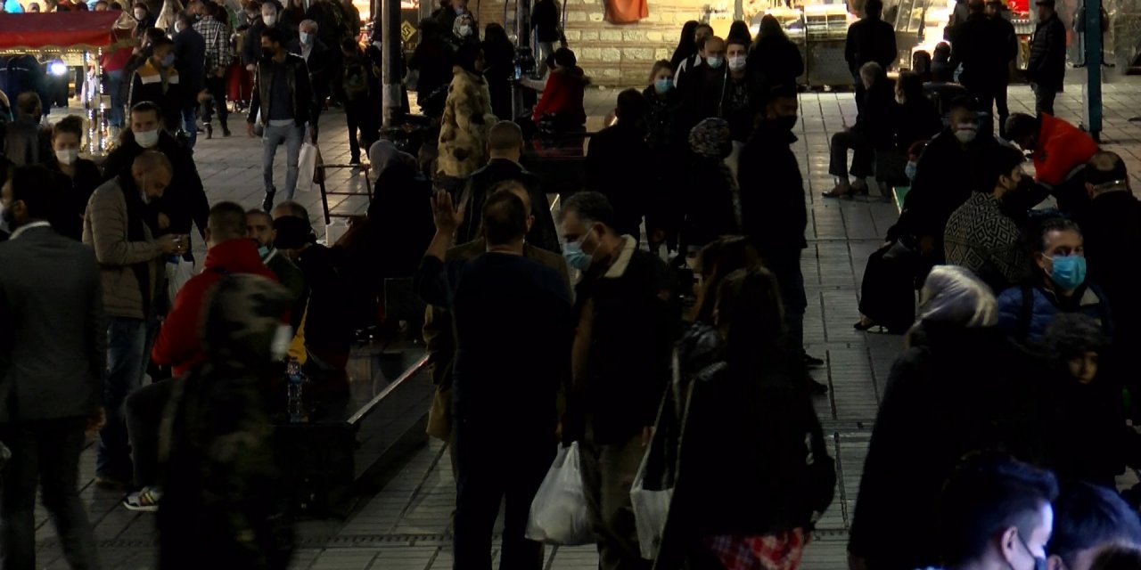 Eminönü'nde kısıtlama yoğunluğu; saatler kala akın ettiler