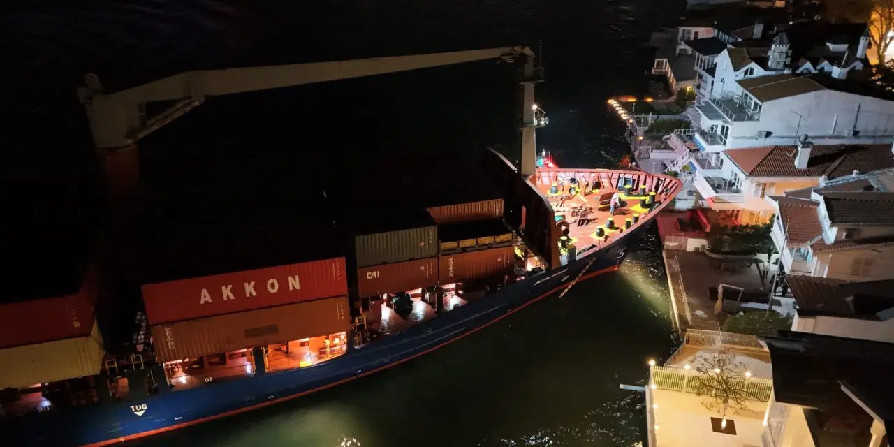 İstanbul Boğazı'nda gemi arızası: Yalıya metreler kala durabildi!