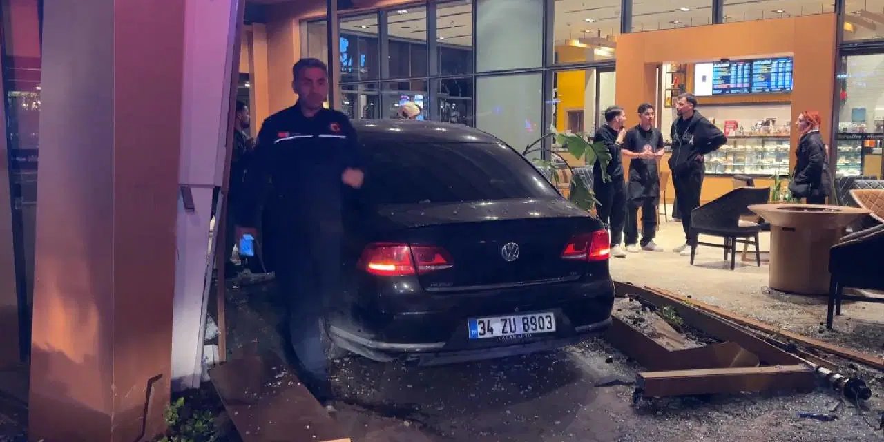 İstanbul'da araç kafedeki müşterilerin arasına daldı: Yaralılar var