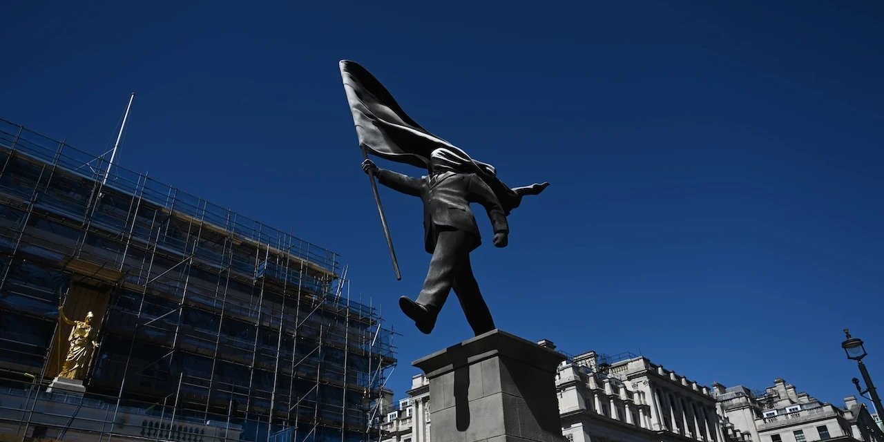 Banksy'nin yeni eseri mi? 25 metrelik heykel tartışma yarattı