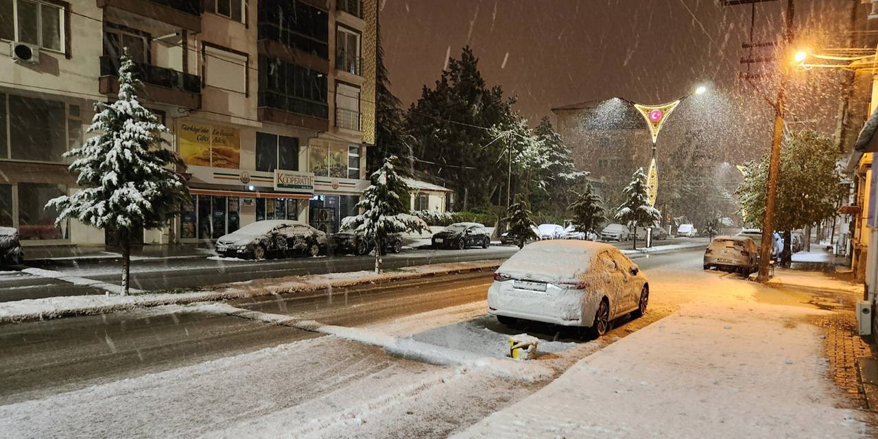 Afyonkarahisar'da 11 ilçede eğitime 'kar' engeli: Ulaşımda aksamalar yaşandı