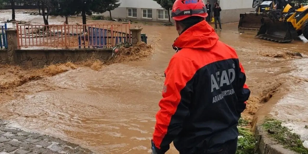 AFAD'dan olumsuz hava koşullarına ilişkin açıklama: 2 ölü, 33 yaralı
