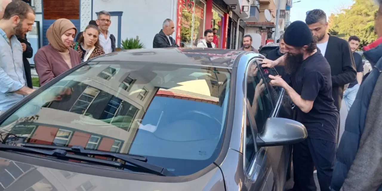 Kapılar otomatik kilitledi, bebek arabada mahsur kaldı: Çilingirle bebeği kurtardılar