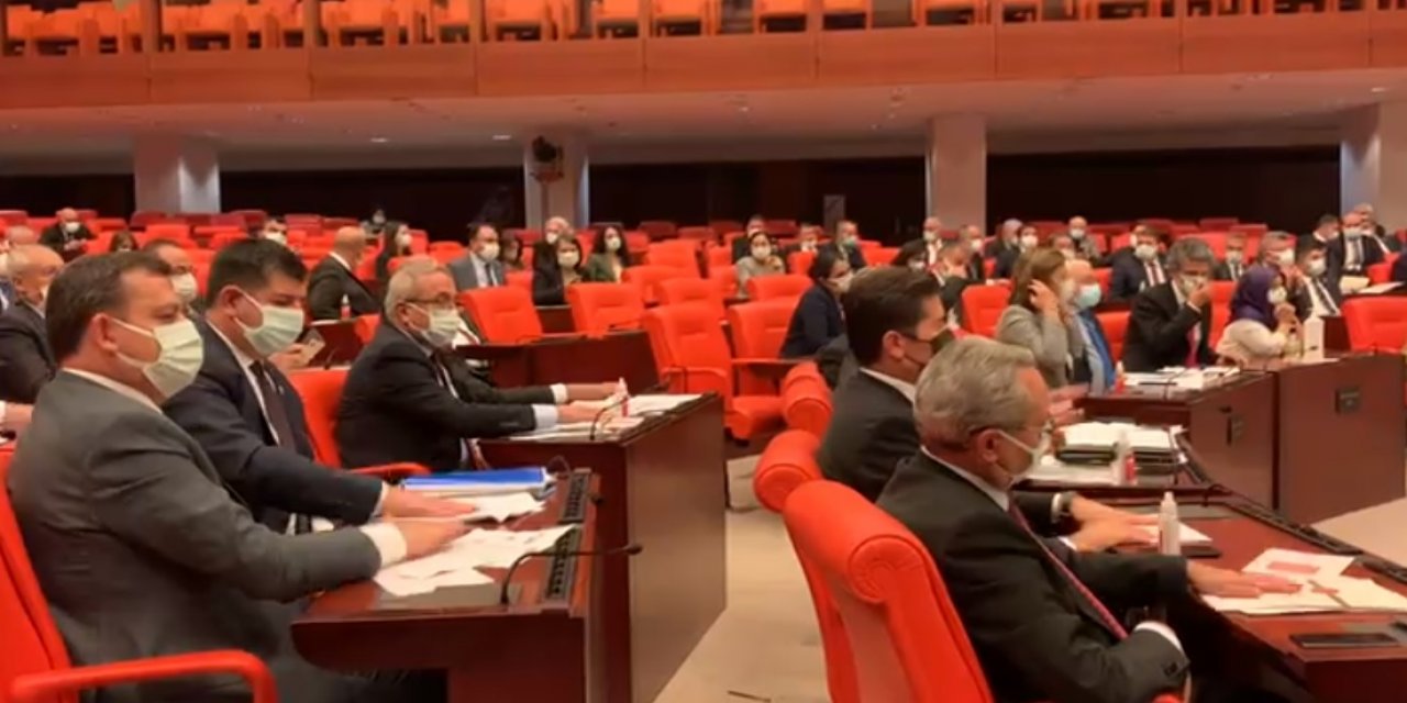 CHP Genel Başkanı Kemal Kılıçdaroğlu için, "faşist genel başkan"diyen Mustafa Varank, konuşması bitene kadar sıralara vurularak protesto edildi