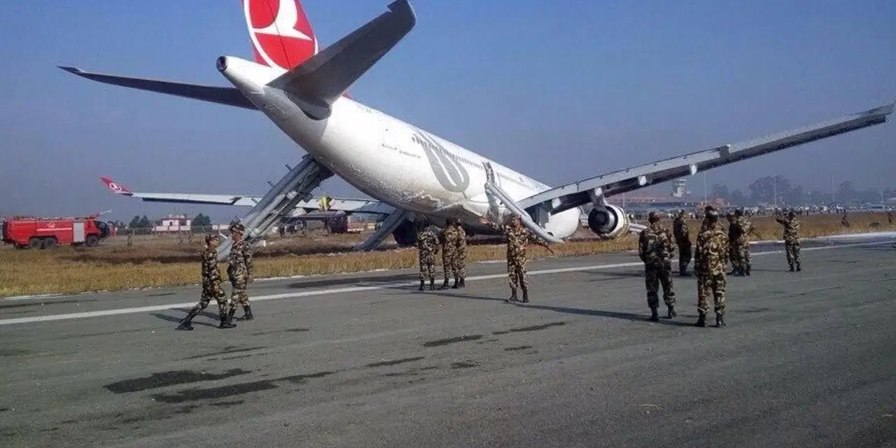 THY uçağı, iniş takımlarındaki duman nedeniyle tahliye edildi