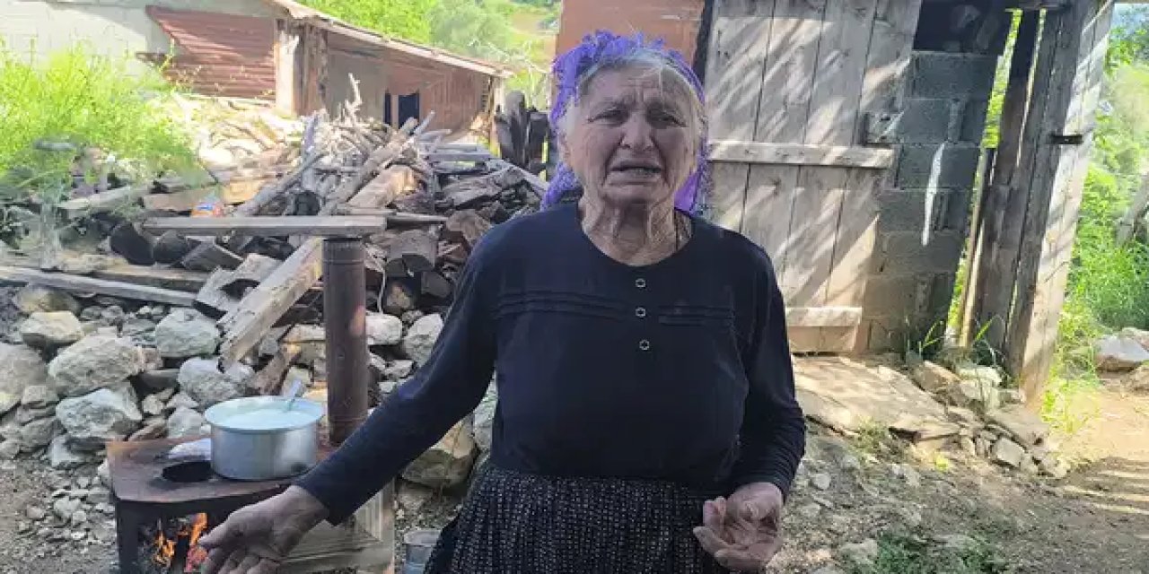 86 yaşındaki depremzede isyan etti: 'Param yok diye sokaklarda mı yaşayacağım?'