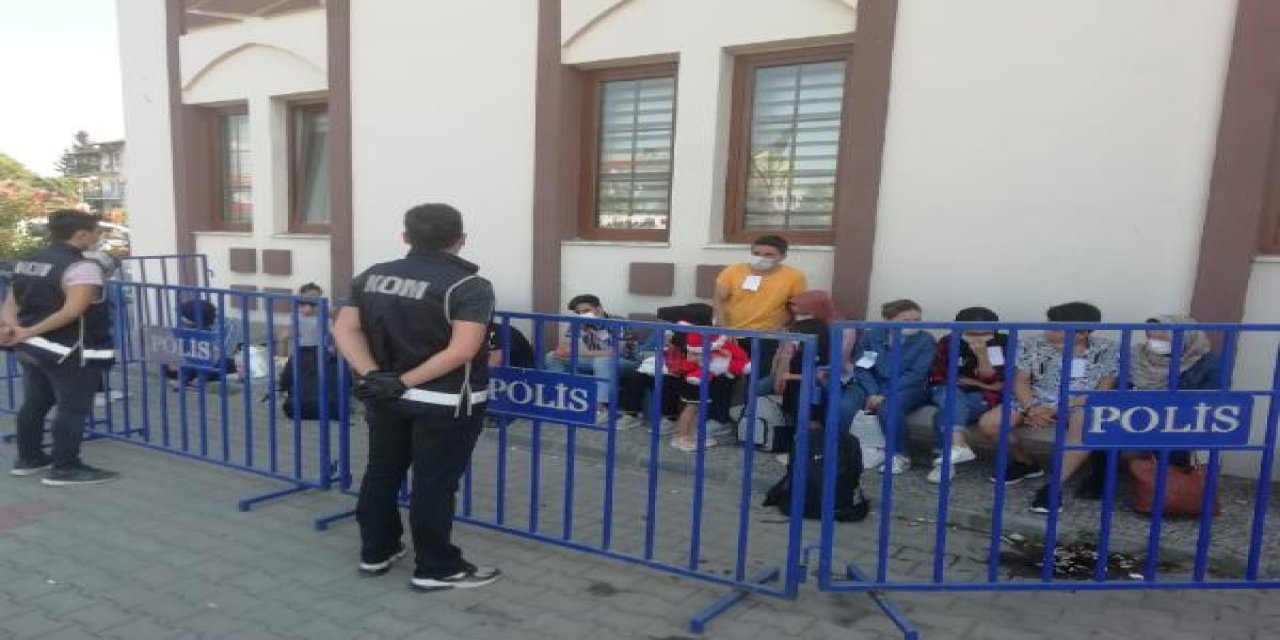 21 kaçak göçmen saklandıkları apartman dairesinde yakalandı