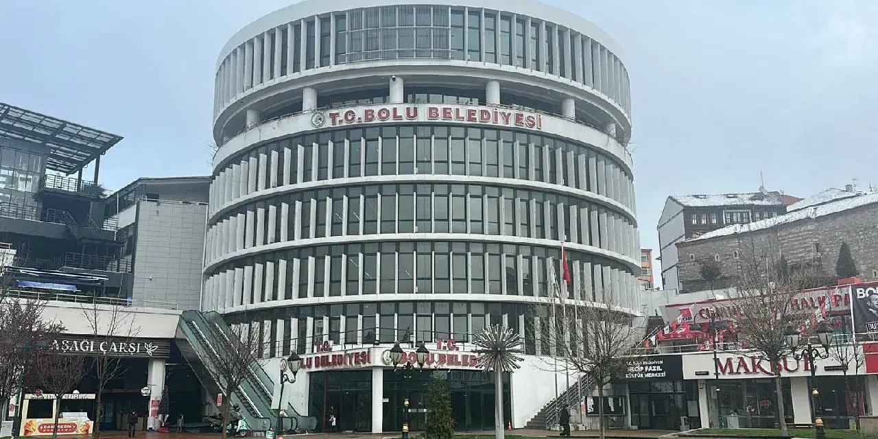 Bolu Belediyesi'ne bir operasyon daha... Jandarma ekipleri binada arama yapıyor