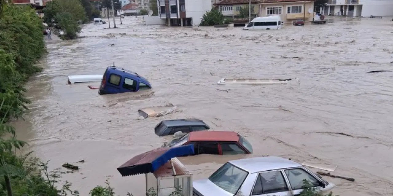 Sağanak ve dolu alarmı! Cadde ve sokaklar göle döndü: 12 yaralı