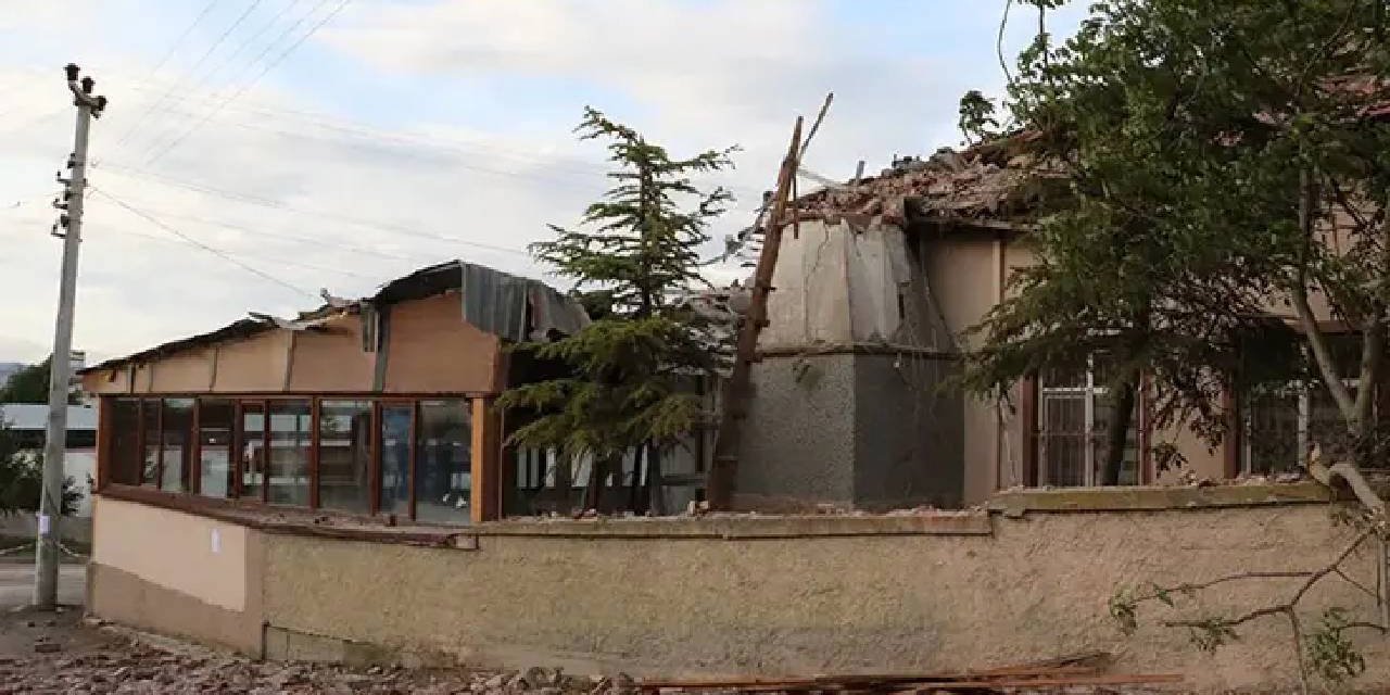 Eskişehir’de camiye yıldırım düştü: İmam yaralandı!
