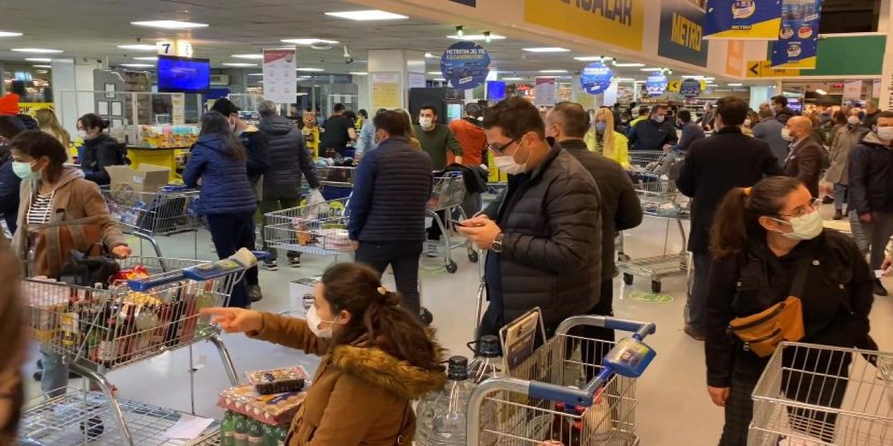 Ataşehir'de markette kısıtlama öncesi yoğunluk