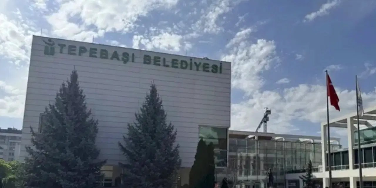 Tepebaşı Belediyesi'ne operasyon: Gözaltına alınan 25 kişi adliyeye sevk edildi