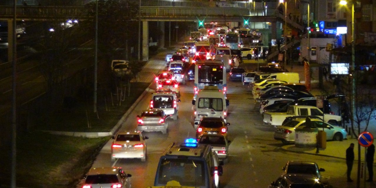 Silivri'de kısıtlama öncesi trafik durma noktasına geldi