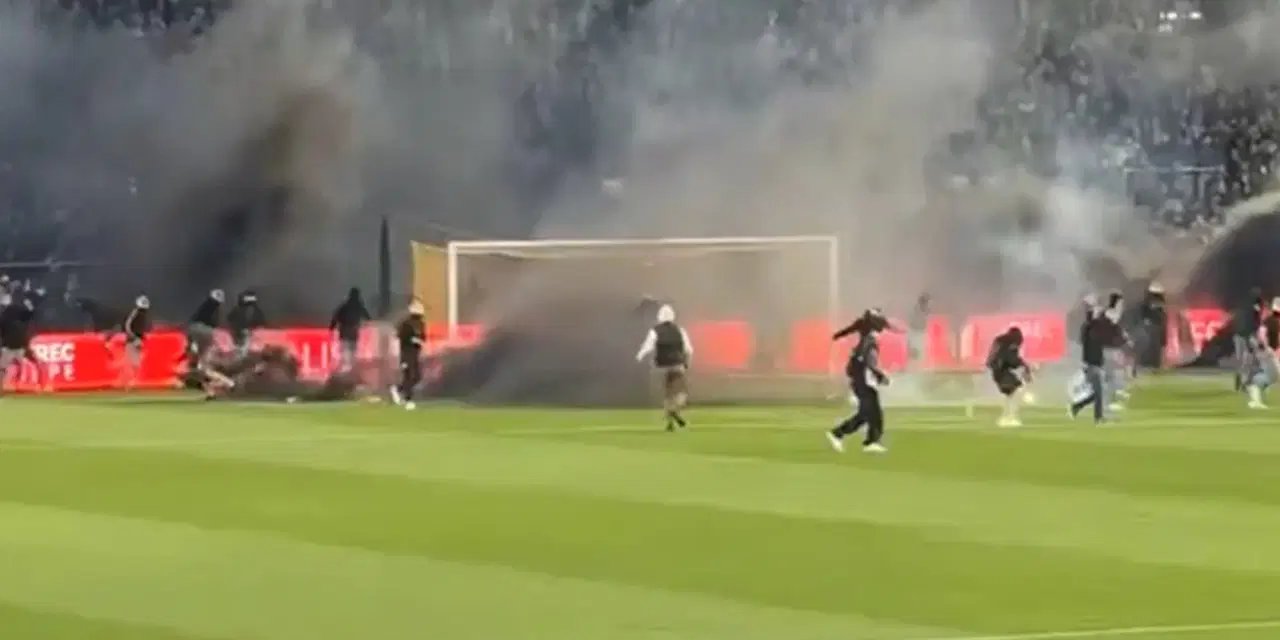 Tribünler sahaya indi: Trabzonspor'un eski teknik direktörü taraftarla kavga etti