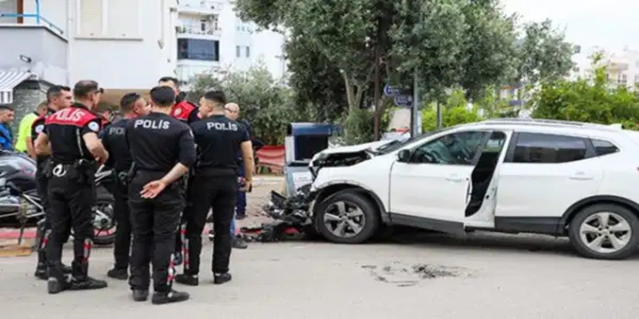 Antalya’da korkutan kaza: Polisler yola savruldu