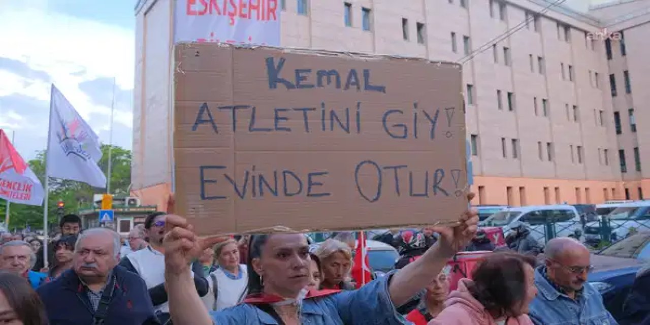 Eskişehir'de 'butlan' kararını protesto eden yüzlerce kişi CHP İl Binası’na yürüdü