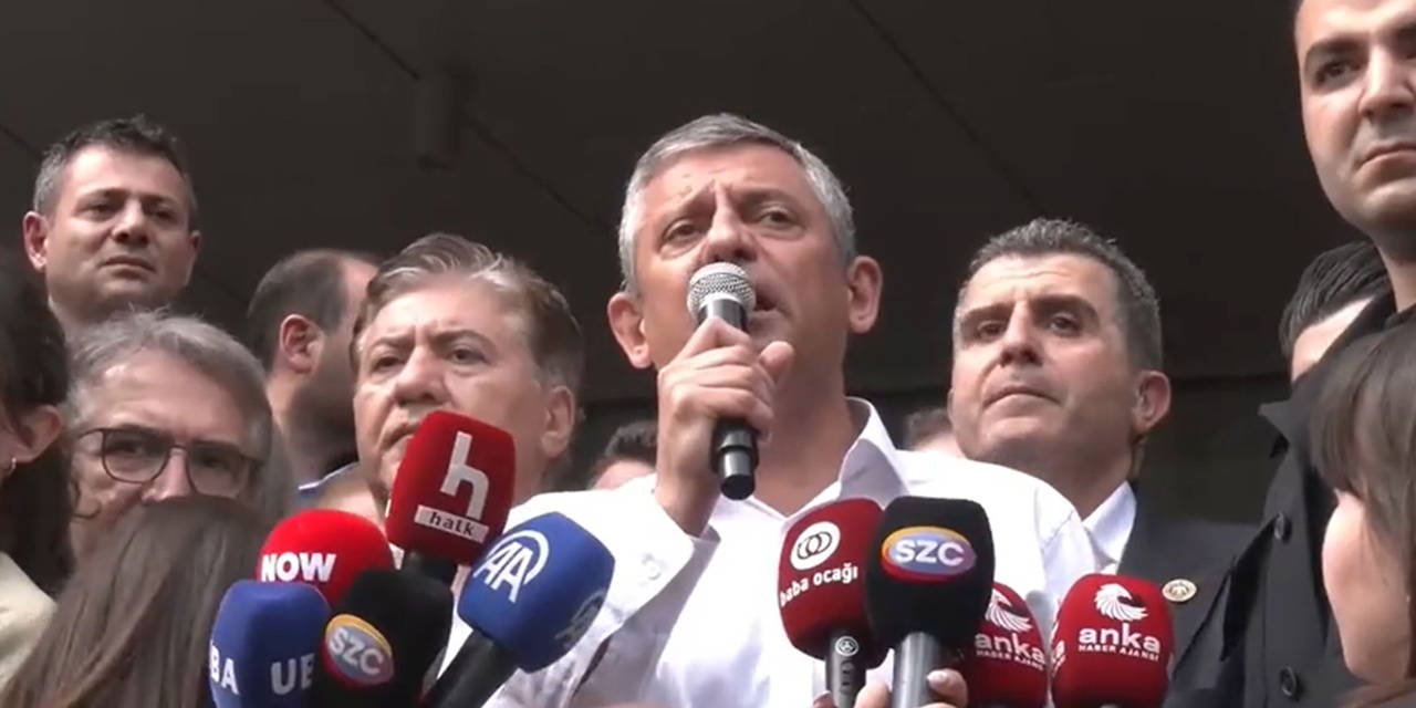 Özgür Özel, Genel Merkez önünde konuştu: 'CHP bundan sonra sokaktadır'