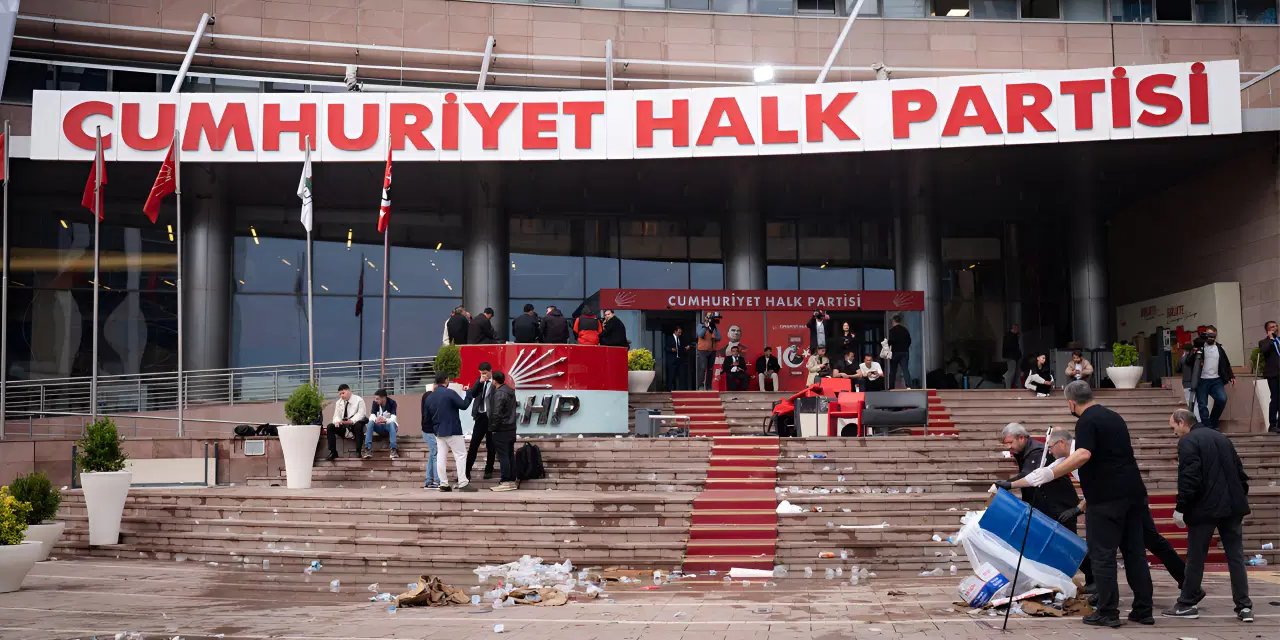 107 yıllık partinin seçilmiş yönetimi, polis baskınıyla genel merkezden çıkarıldı: 'CHP yıkılmaz'