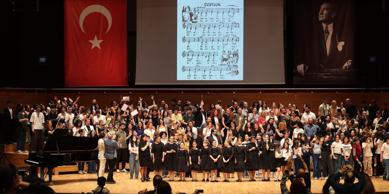 Binlerce koro sanatçısı büyük finalle ödüllerini aldı
