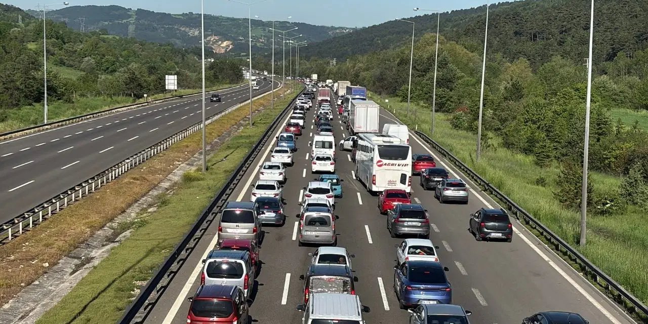 Tatil dönüşü çilesi başladı: Bolu geçişinde kilometrelerce araç kuyruğu!