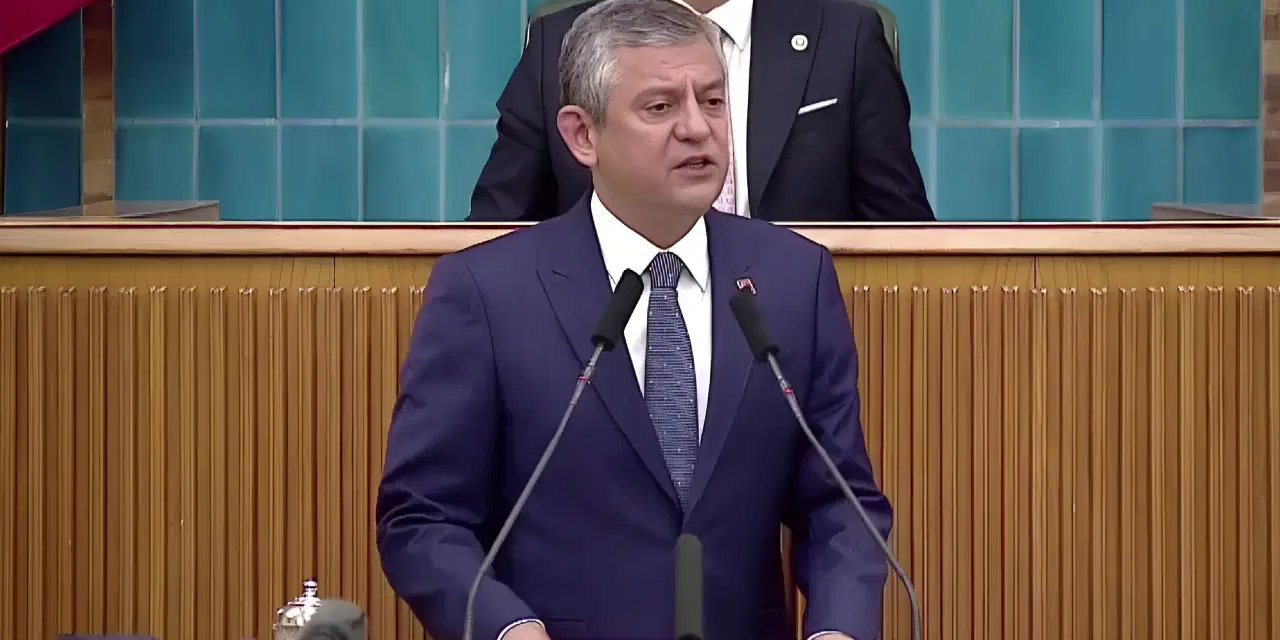 Özgür Özel 'çikolata dağıtma' görüntülerine ateş püskürdü: 'Ferdi Zeyrek canıyla uğraşırken 'Çarpıldı' diye karikatür çizen kadın...'