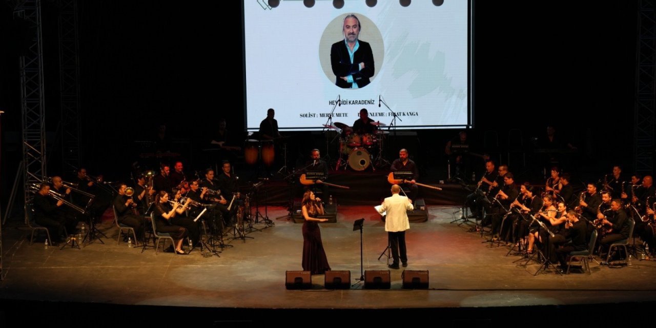 İzmir'de Edip Akbayram ve Volkan Konak şarkılarla anıldı