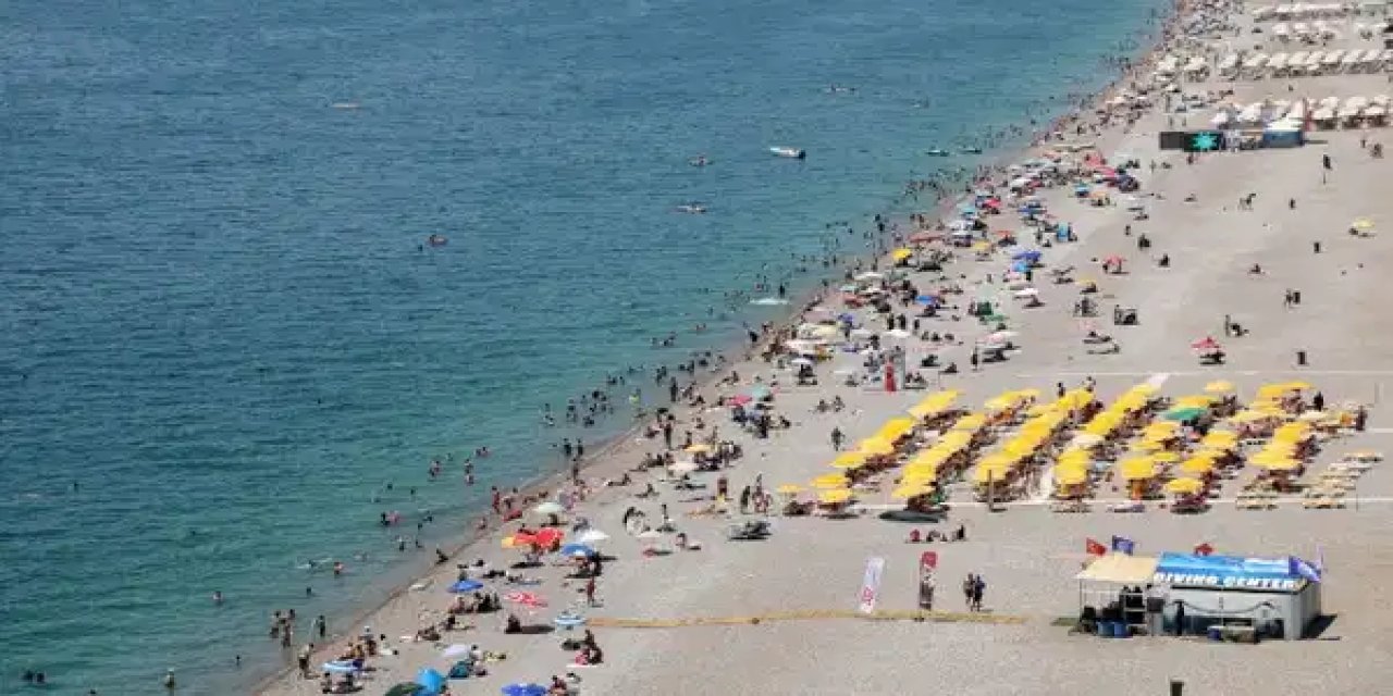 Sahiller doldu taştı, tatilciler serinlemek için denize koştu!